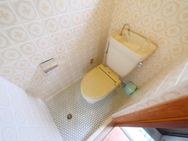 トイレ　落ち着いた色調のトイレです