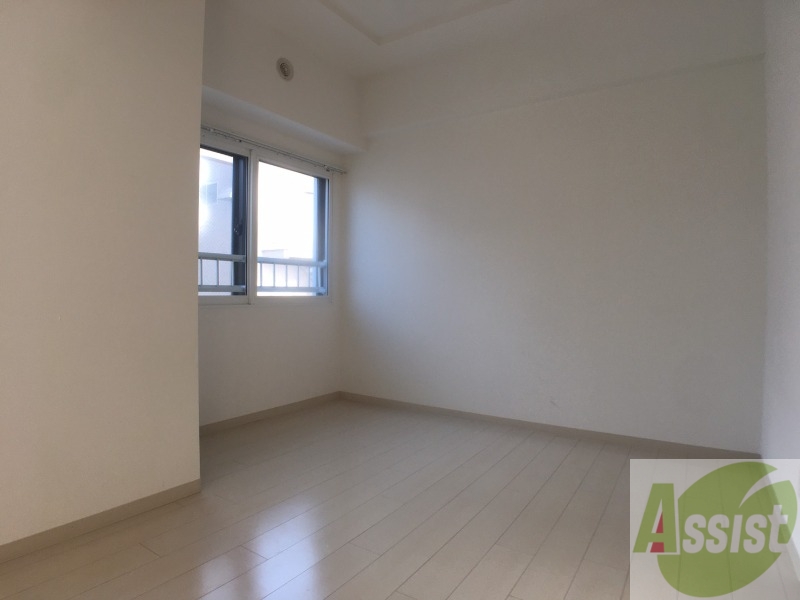 その他部屋・スペース　寝室はこちらです。光が差し込む、温かみのあるお部屋です。