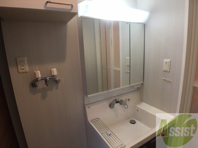 洗面設備　独立洗面台です。大きくてよいですね。シャンプーもできます！