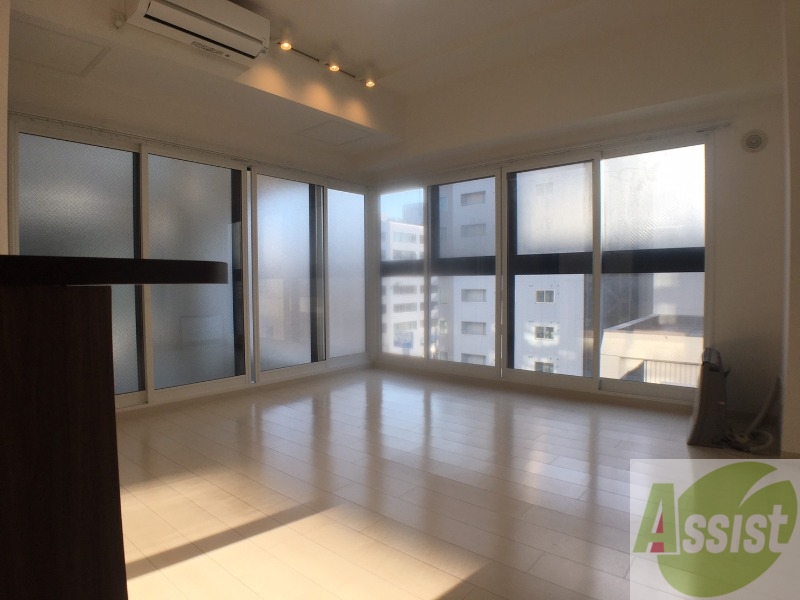 居室・リビング　リビングです。白を基調としていてお部屋全体が明るいですね！