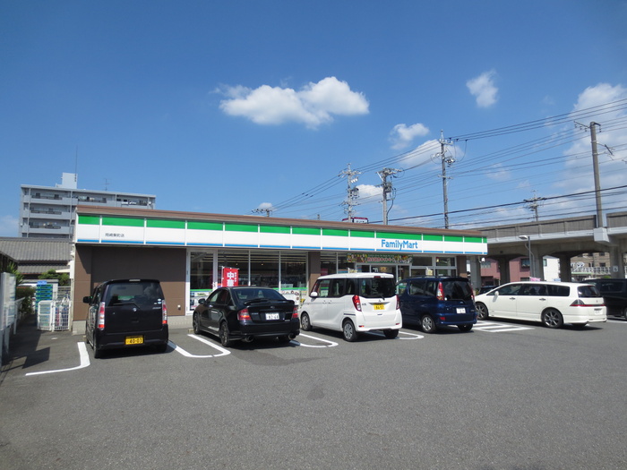 コンビニ　ファミリーマート（コンビニ）まで400m