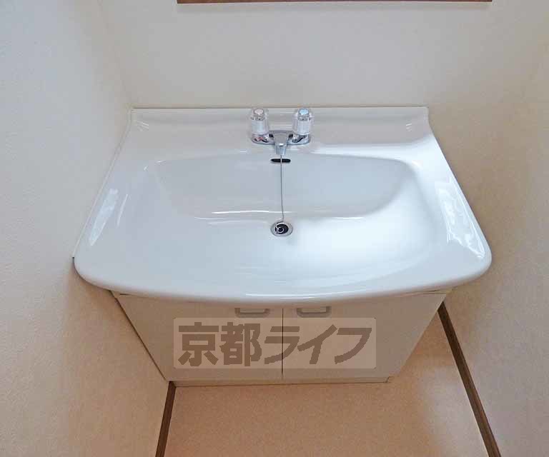 洗面設備　大きな洗面台です。