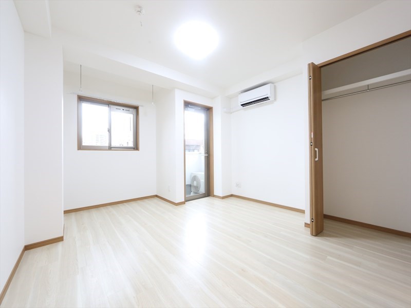 居室・リビング　洋室9.3帖　クローゼット付　エアコン付　バルコニー