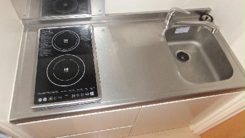 キッチン　電熱タイプの2口のキッチン