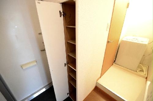 エントランス　設備・仕様は号室により異なる為、現況を優先致します。