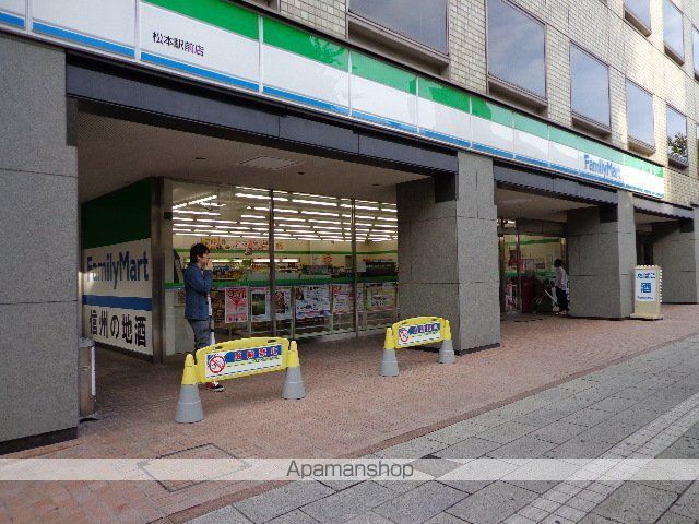 コンビニ　ファミリーマート（コンビニ）まで227m
