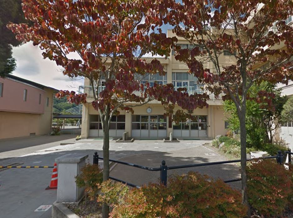 小学校　上田市立神川小学校（小学校）まで906m