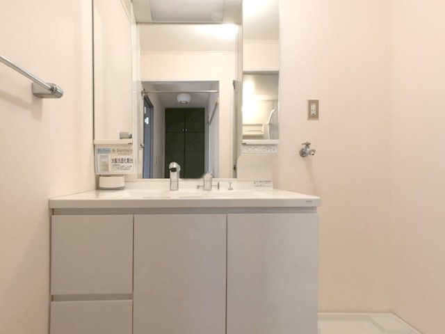 洗面設備　明るい洗面所です