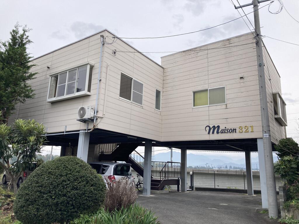 建物外観　１階駐車場