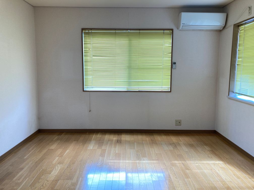 居室・リビング　南向き　陽当たり良好　ブラインド付