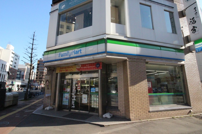 コンビニ　ファミリーマート（コンビニ）まで290m
