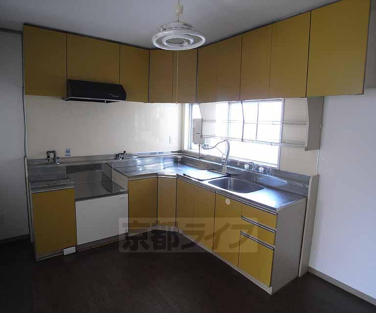 キッチン　Ｌ字の大きなキッチンが入っています。