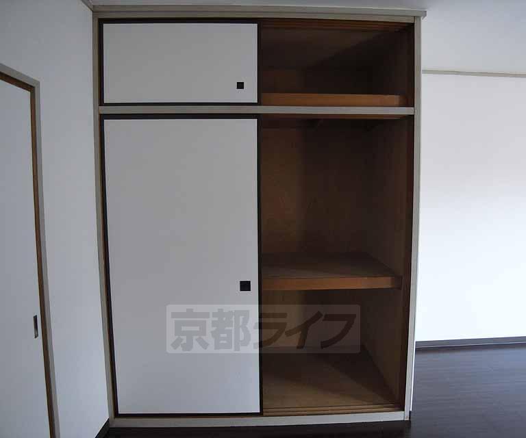 収納　洋室の押し入れです。