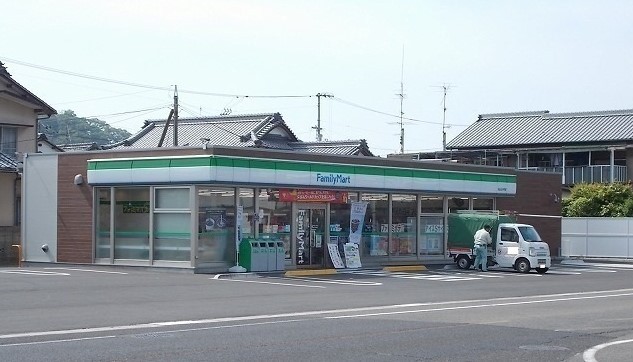 コンビニ　ファミリーマート（コンビニ）まで773m