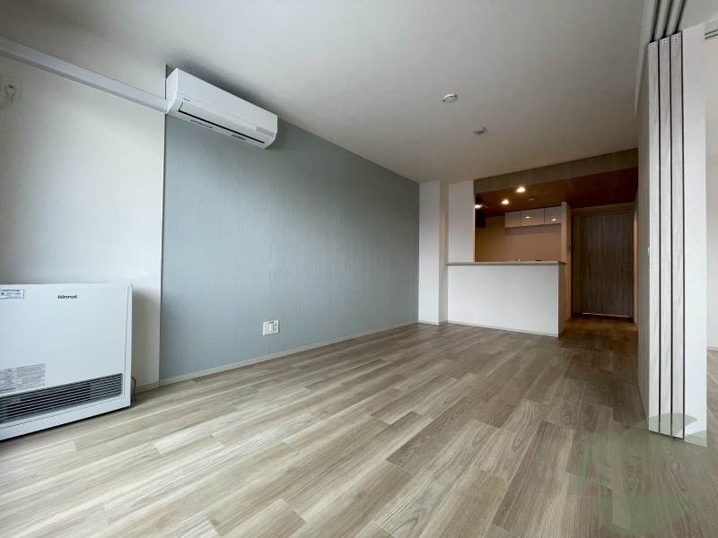 居室・リビング　木目のフローリングは落ち着きのある印象のお部屋になりますね。