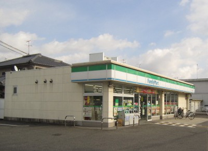 コンビニ　ファミリーマート（コンビニ）まで1050m