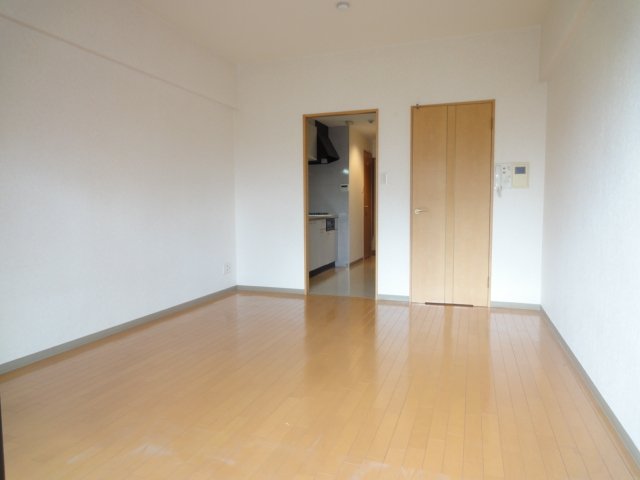 居室・リビング　同物件、別号室のものです。