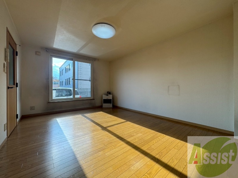 居室・リビング　リビングです。木目のフローリングが落ち着きますね。