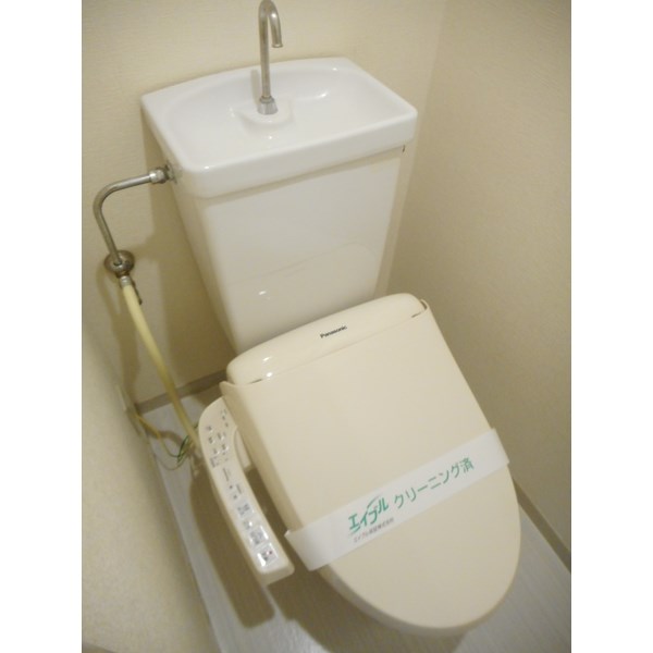 トイレ　温水洗浄便座付きのトイレです。