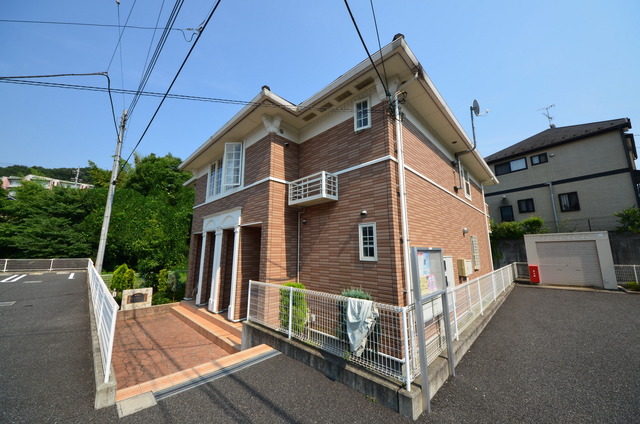 建物外観　★程よい緑に囲まれた、居心地の良い物件です★