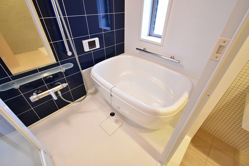 バス・シャワールーム　追炊機能付浴槽、浴室乾燥機