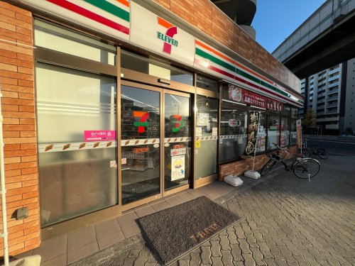 コンビニ　セブンイレブン江戸堀３丁目店（コンビニ）まで246m