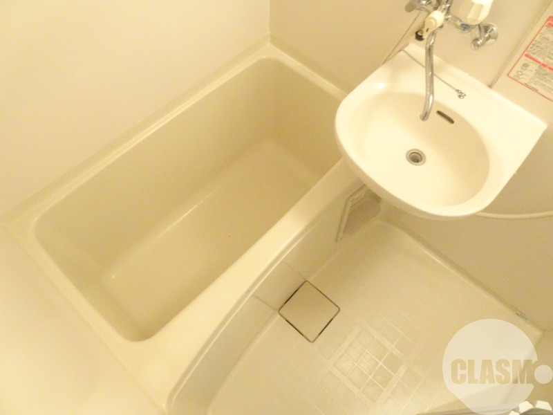 バス・シャワールーム　キレイにリフォームされています♪