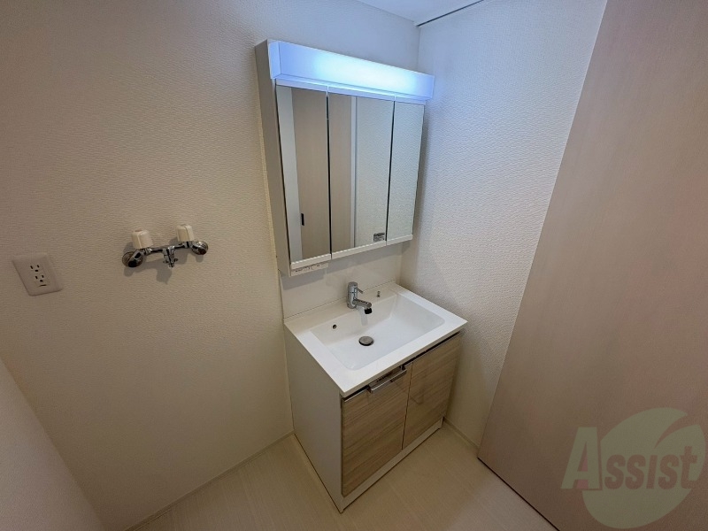 洗面設備　大きくて使いやすそうな独立洗面台になっています。