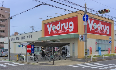 ドラックストア　V・ｄｒｕｇ瑠璃光店（ドラッグストア）まで197m