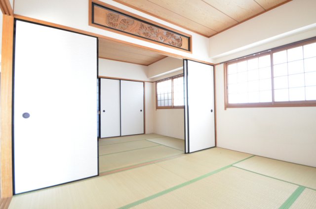 その他部屋・スペース　襖を開けると日光の明かりも入って明るく、広い開放感のある部屋