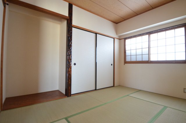 収納　壺や置物を置くと更に風情が増しそうな良い和室です！