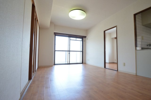 居室・リビング　友達数人呼んでも大丈夫な程の広さがありますよ！ただ楽しくする