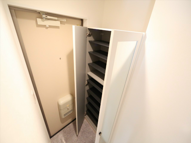 玄関　玄関　シューズボックス　姿見鏡付き（収納充実してます）