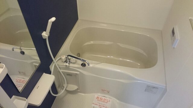 バス・シャワールーム　コンパクトで使いやすいお風呂です