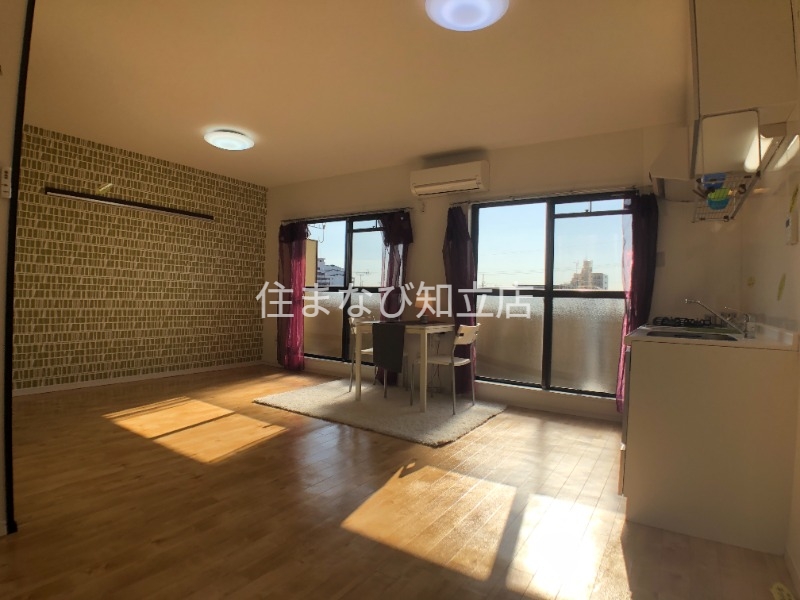 居室・リビング　同型別部屋写真（反転）