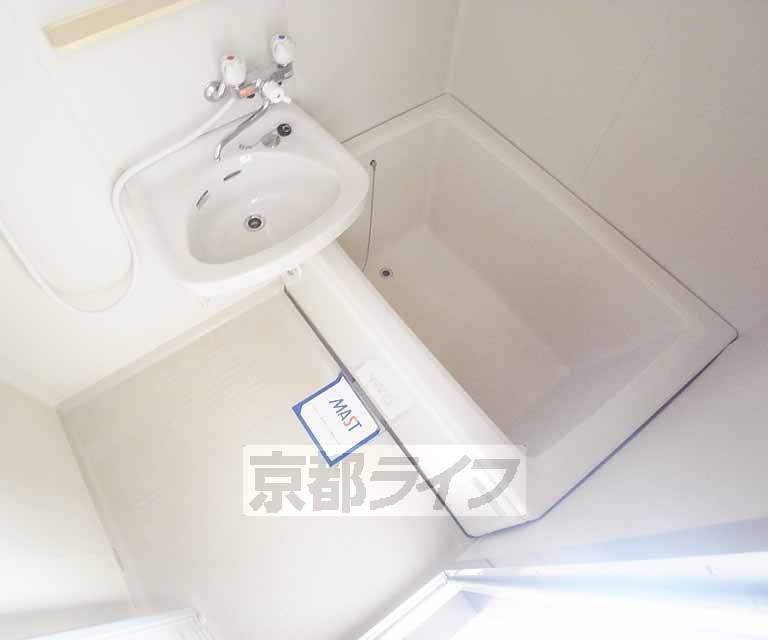 バス・シャワールーム　清潔感のあるバスルームです。