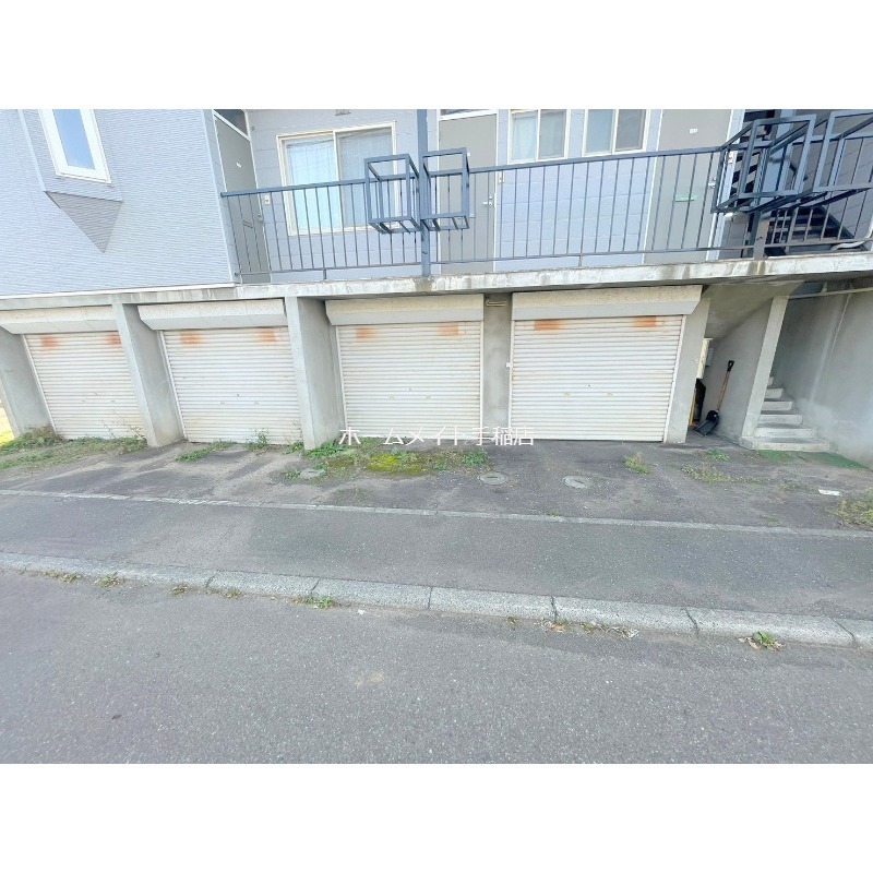 駐車場　個別車庫付きです！