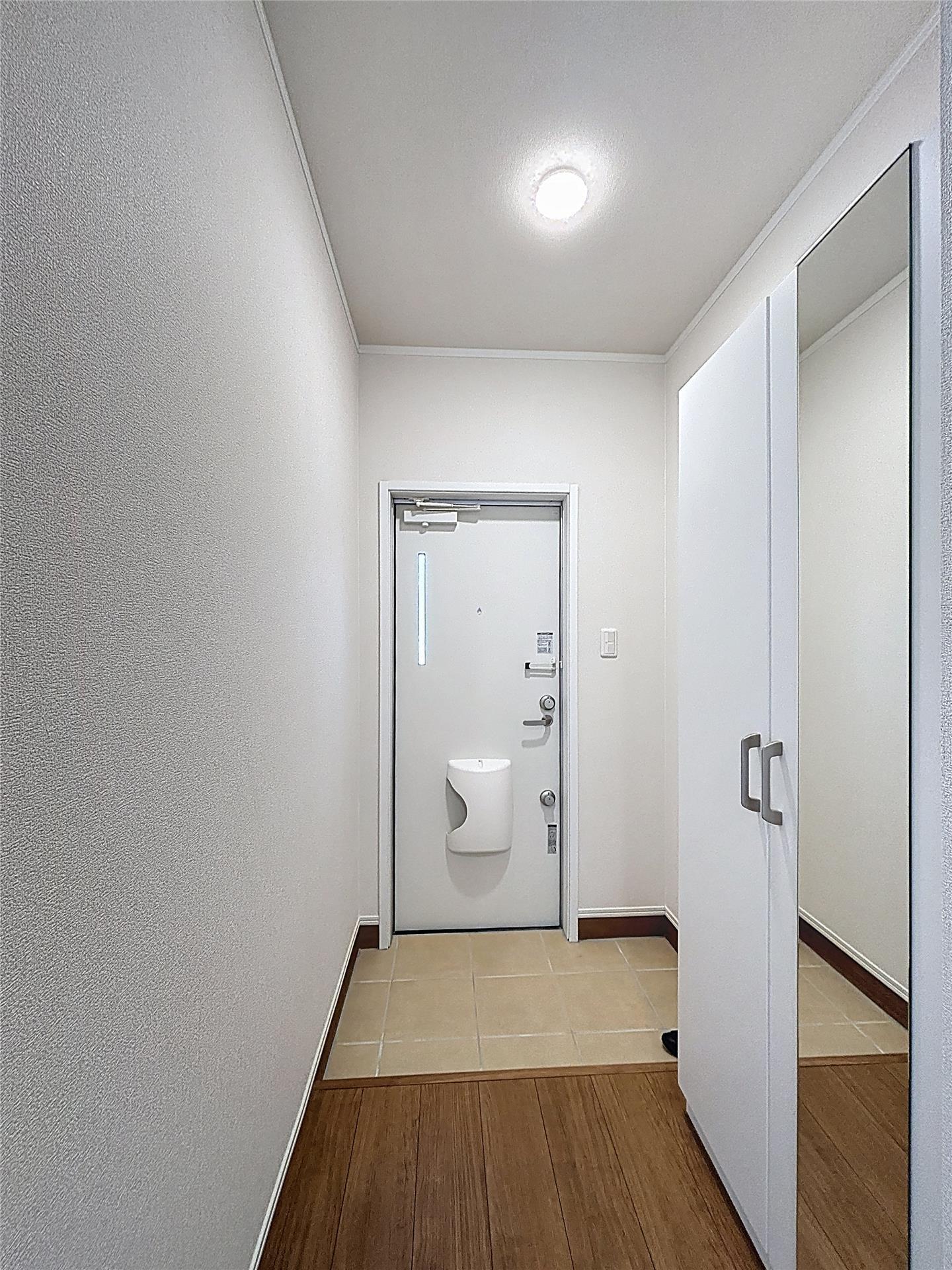 玄関　写真は反転タイプ