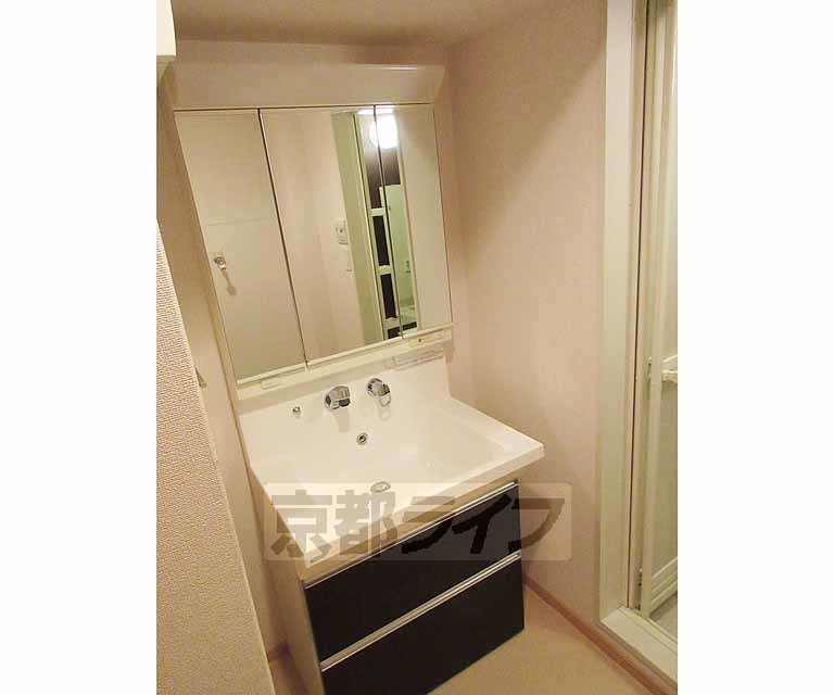 洗面設備　大きな鏡の洗面台です・