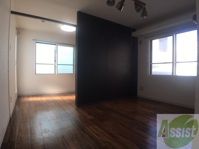 居室・リビング　フローリングや壁の色がお洒落な印象のリビングです。