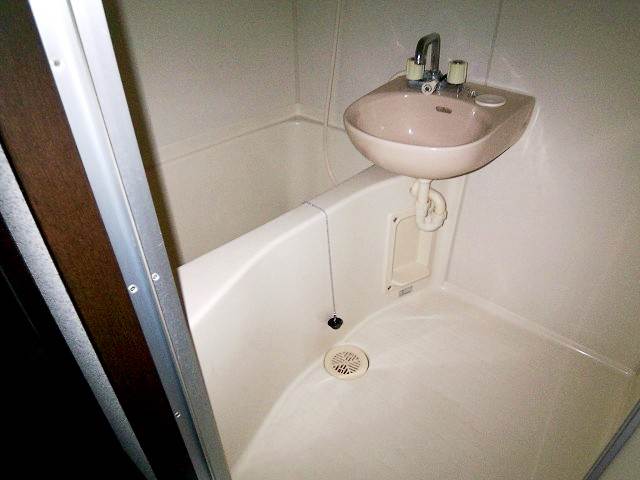 バス・シャワールーム　こちらで一日の疲れをリフレッシュしてください