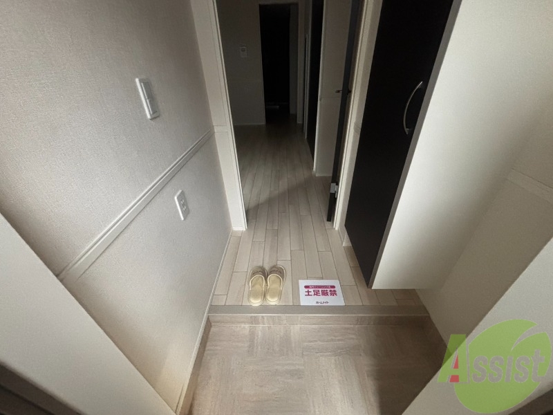 玄関　玄関からの様子です。すぐ部屋が見えないのは安心ですね。