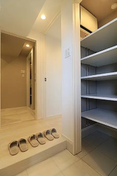 玄関　靴も沢山収納できるシューズインクローク付き！