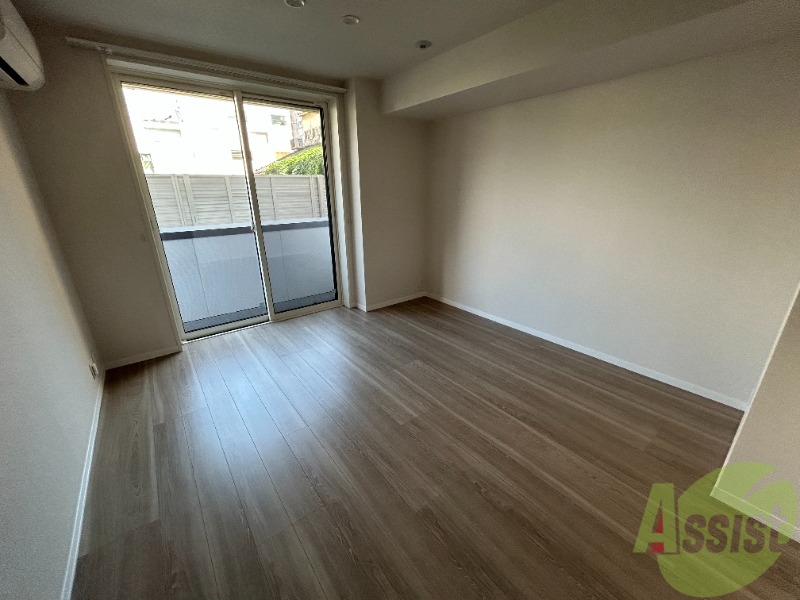 居室・リビング　１２．５帖のＬＤＫです。木目調の落ち着いたフロアが印象的です