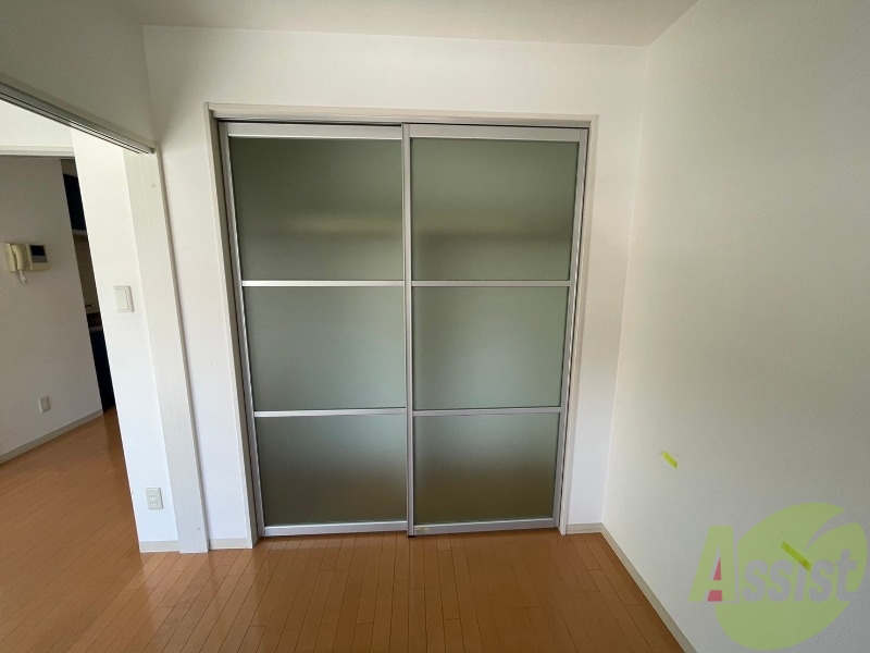 収納　洋室にある収納スペースは十分な広さがあると思います。