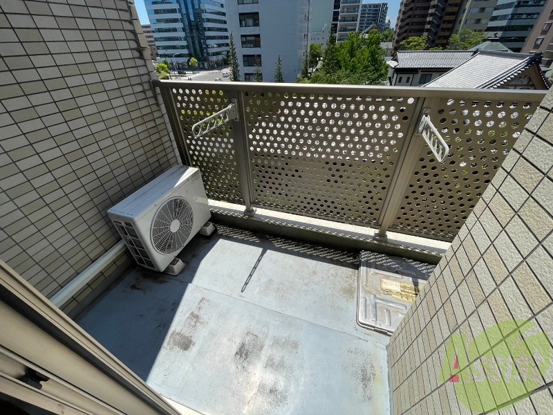 バルコニー　このバルコニースペースは洗濯物も問題なく干せそうですね。