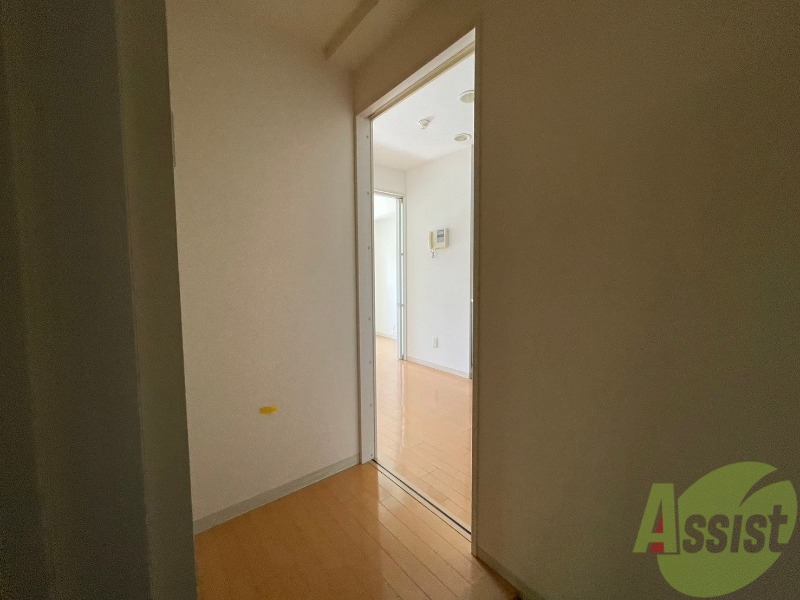 玄関　照明も有り、玄関から各居室までスムーズに行けそうですね。