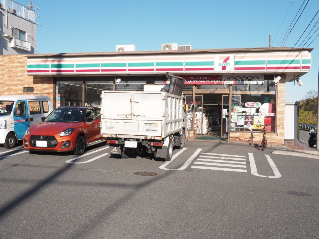 コンビニ　セブンイレブン 八王子堀之内店（コンビニ）まで330m