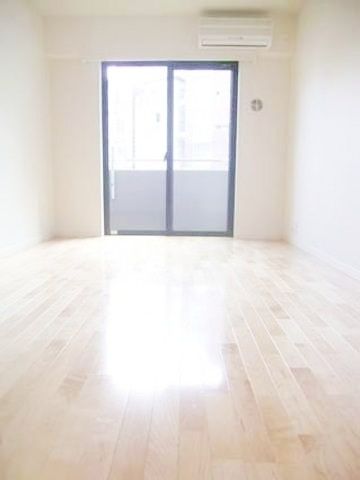 居室・リビング　南向きでとっても明るい洋室