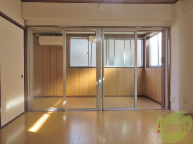 居室・リビング　陽当たりが良く日中は節電に繋がりお財布に優しいですね！